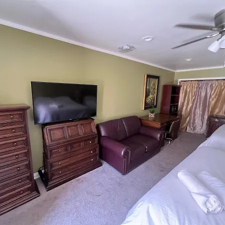 Huge Private Master Bedroom W Full Private Bathroom, Jacuzzi Bath & Tv, Wifi & Ac & Private Fridge & Private Room Entrance
